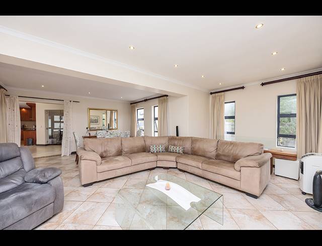5 BEDROOM FREESTANDING FOR SALE IN BIG BAY